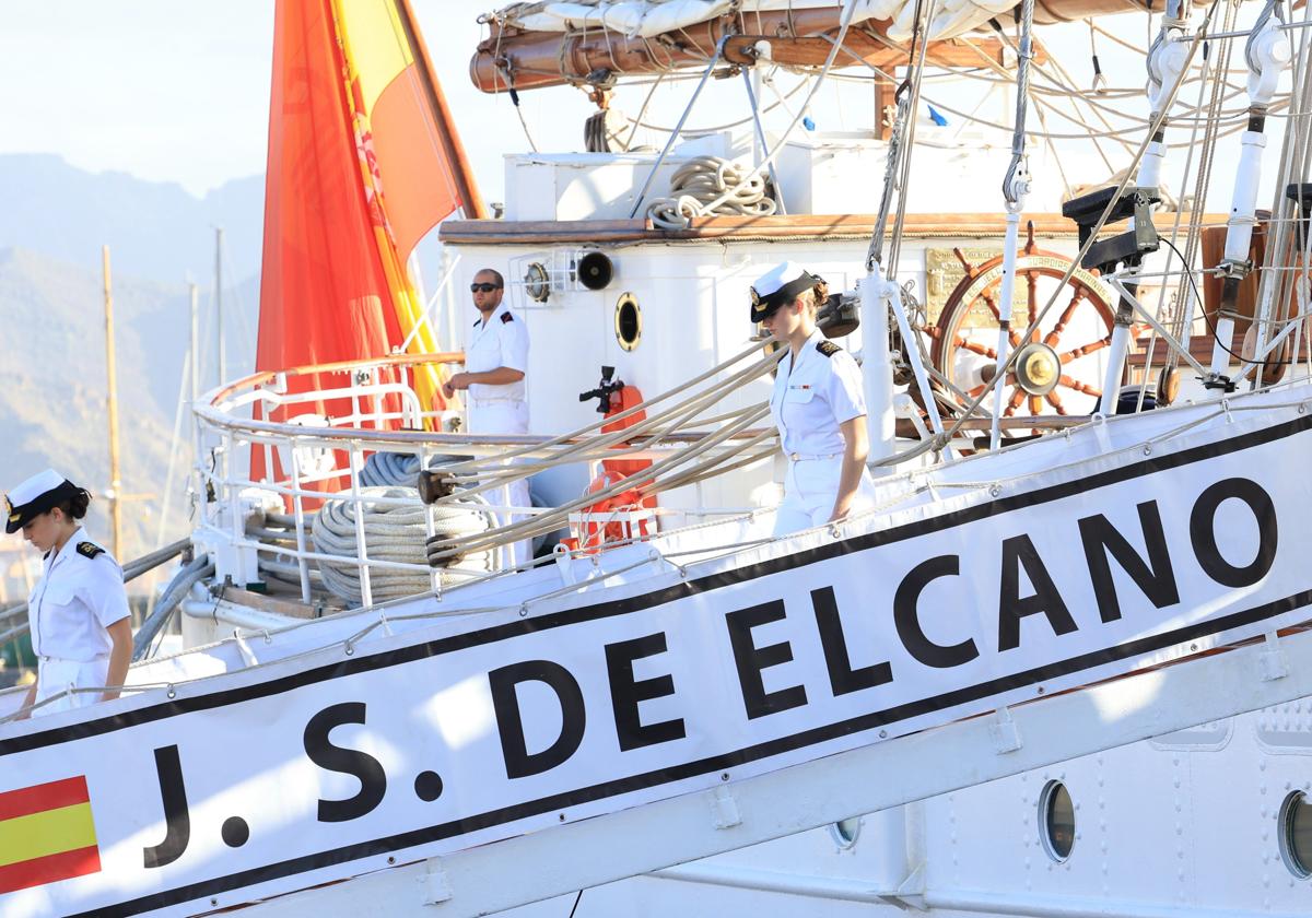 La Princesa Leonor baja del buque escuela Juan Sebastián de Elcano, en el puerto de Santa Cruz de Tenerife