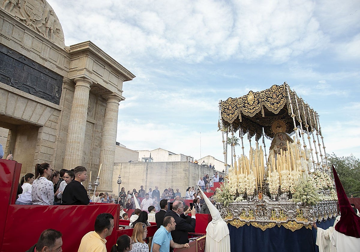 Palio de Santa María de la Merced ante la Puerta del Puente, la Semana Santa de 2023