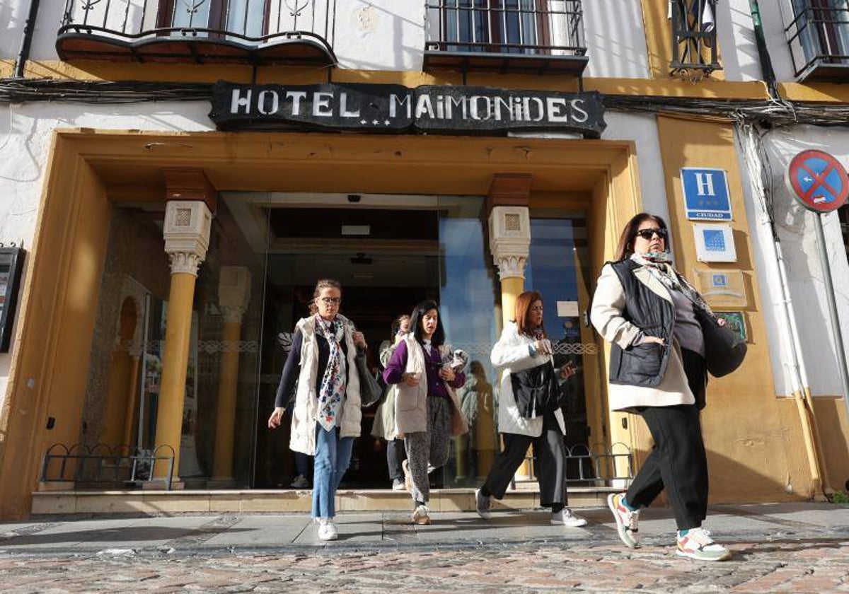 Turistas salen de un hotel andaluz