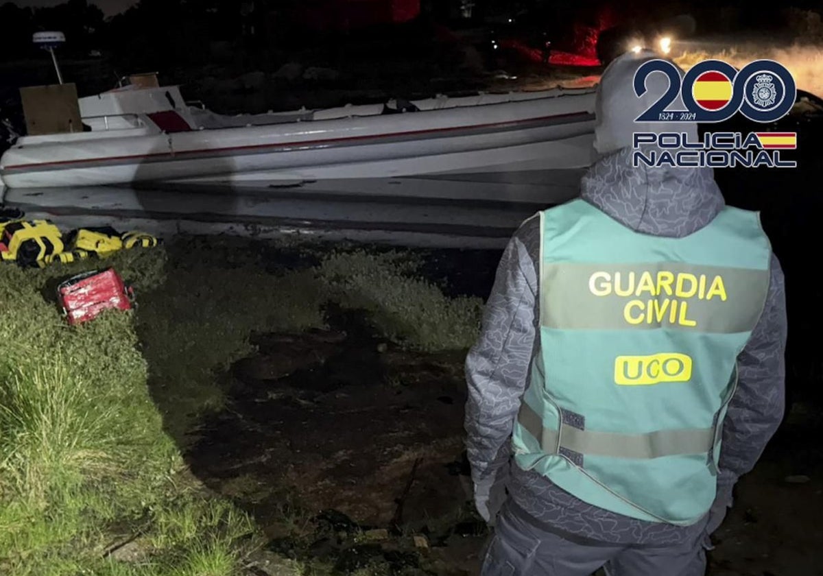 Un agente de la UCO de la Guardia Civil ante la lancha intervenida en Vilanova de Arousa