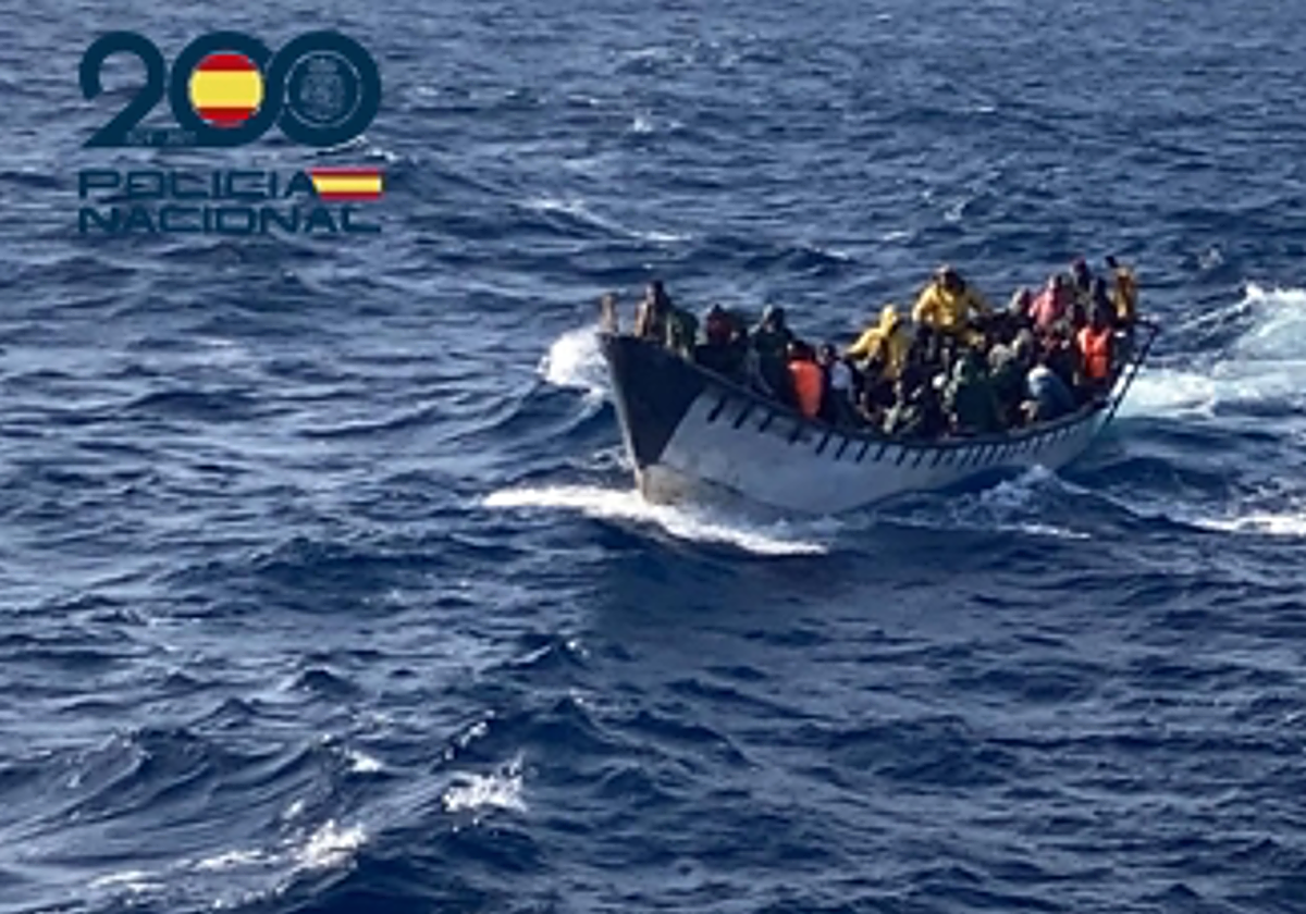 Cayuco rescatado el 5 de febrero de 2024, con dos fallecidos