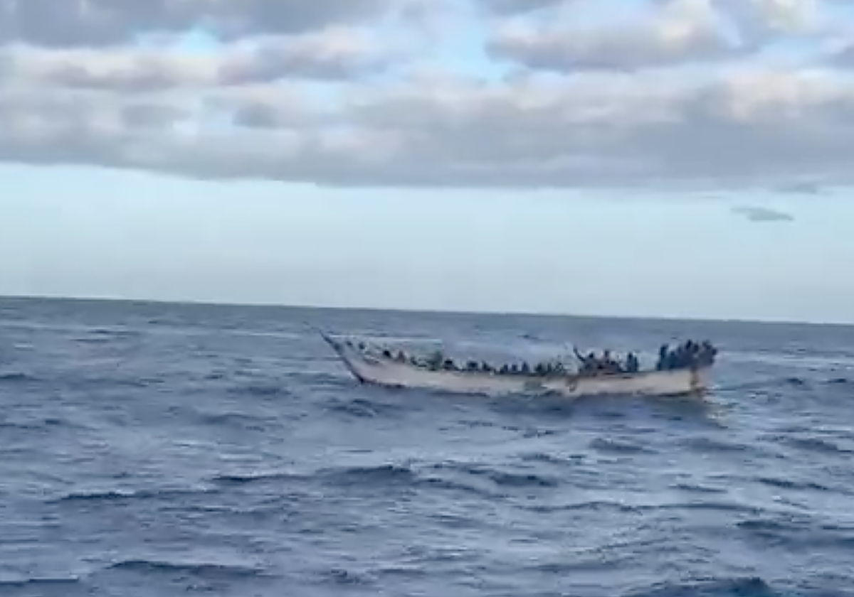La salvamar Adhara localiza un cayuco y lo traslada a La Restiga, El Hierro, en la tarde de ayer