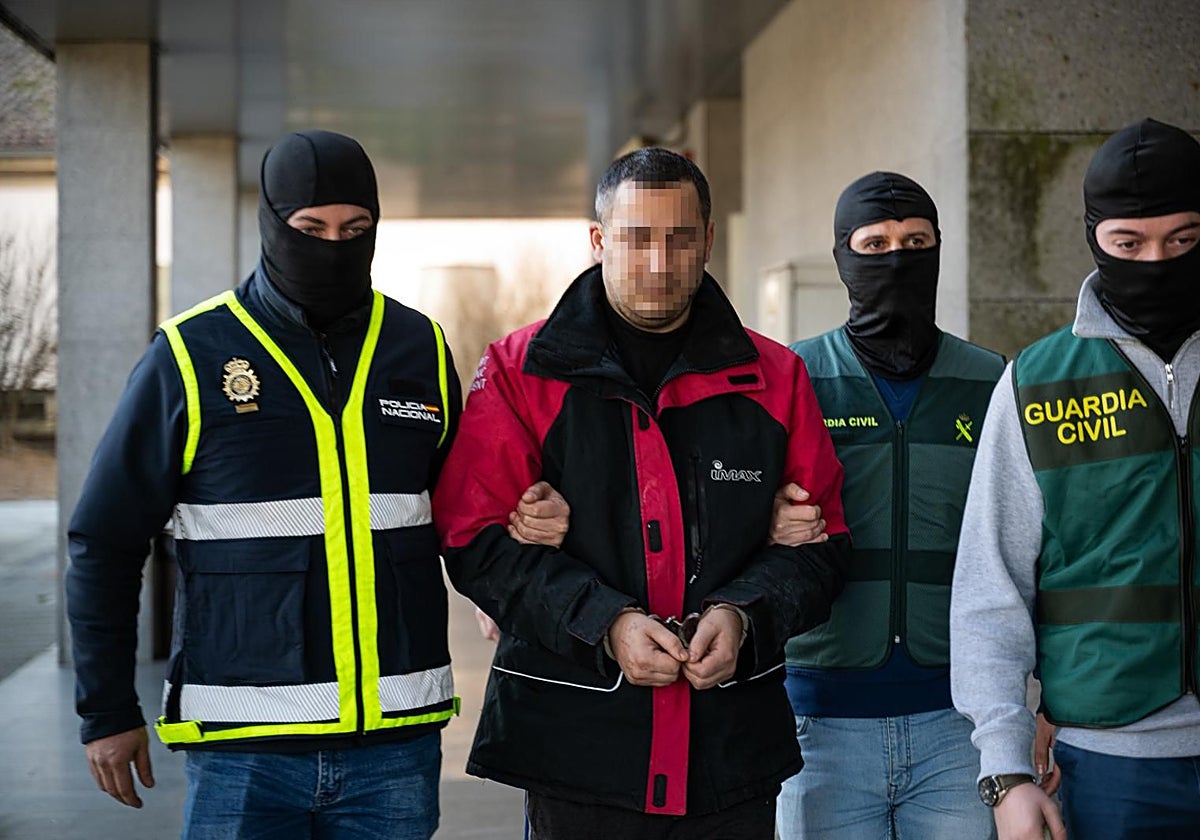 Agentes de la Guardia Civil conducen a uno de los detenidos de la Operación Baroña al juzgado de Vilagarcía
