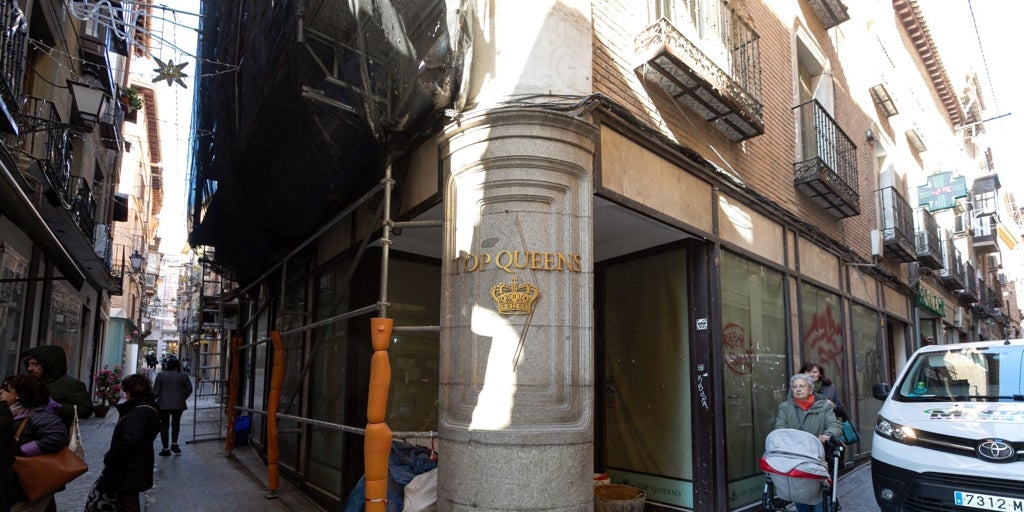 Una cafetería ocupará el antiguo local que albergó  'Búa' y 'Top Queens' en la calle Martín Gamero