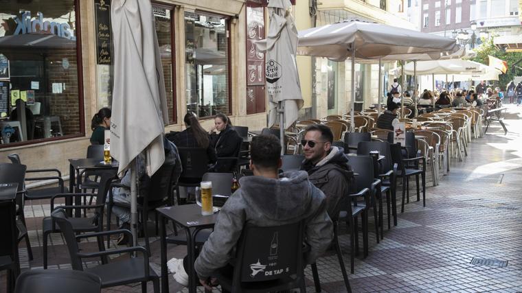 Aspecto que presenta la calle de la Plata colmatada de terrazas