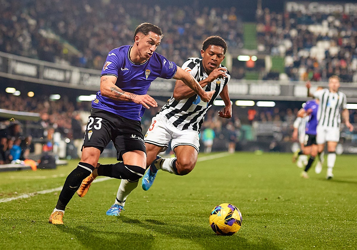 Carracedo pelea el balón ante un rival del Castellón