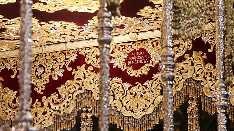 Detalle de una de las bambalinas interiores del palio de la Candelaria