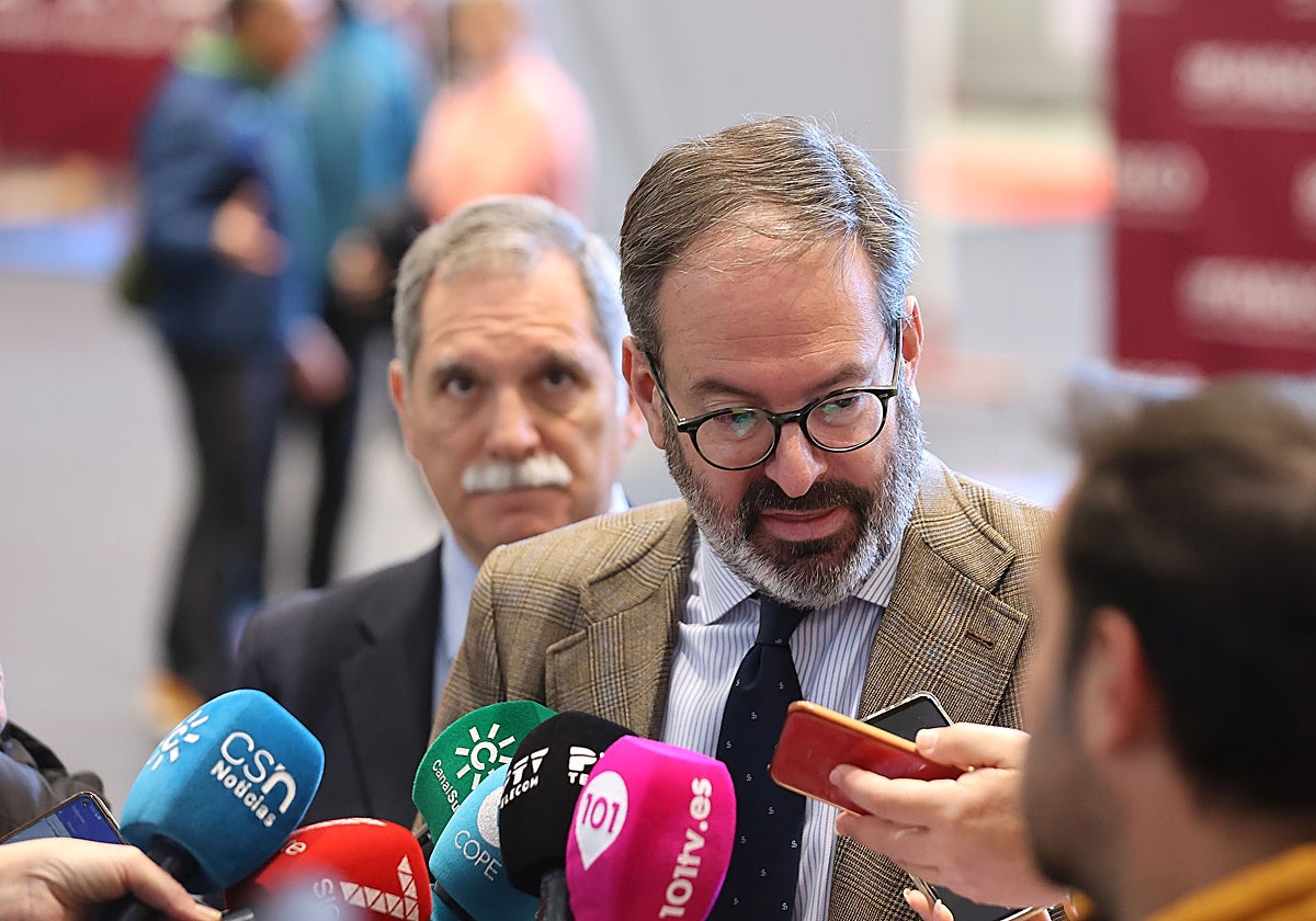 Adolfo Molina, en una atención a la prensa