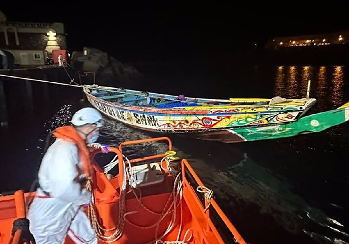 Remolque de un cayuco en el que viajaban 86 personas migrantes al puerto de La Restinga