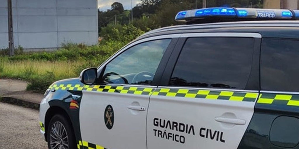 Muere un hombre al salirse de la carretera con su coche en un pueblo de Granada