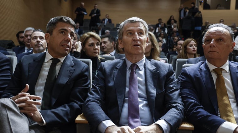 El presidente del Partido Popular, Alberto Núñez Feijóo, el president de la Comunidad Valenciana, Carlos Mazón, y el presidente de la CEV, Salvador Navarro