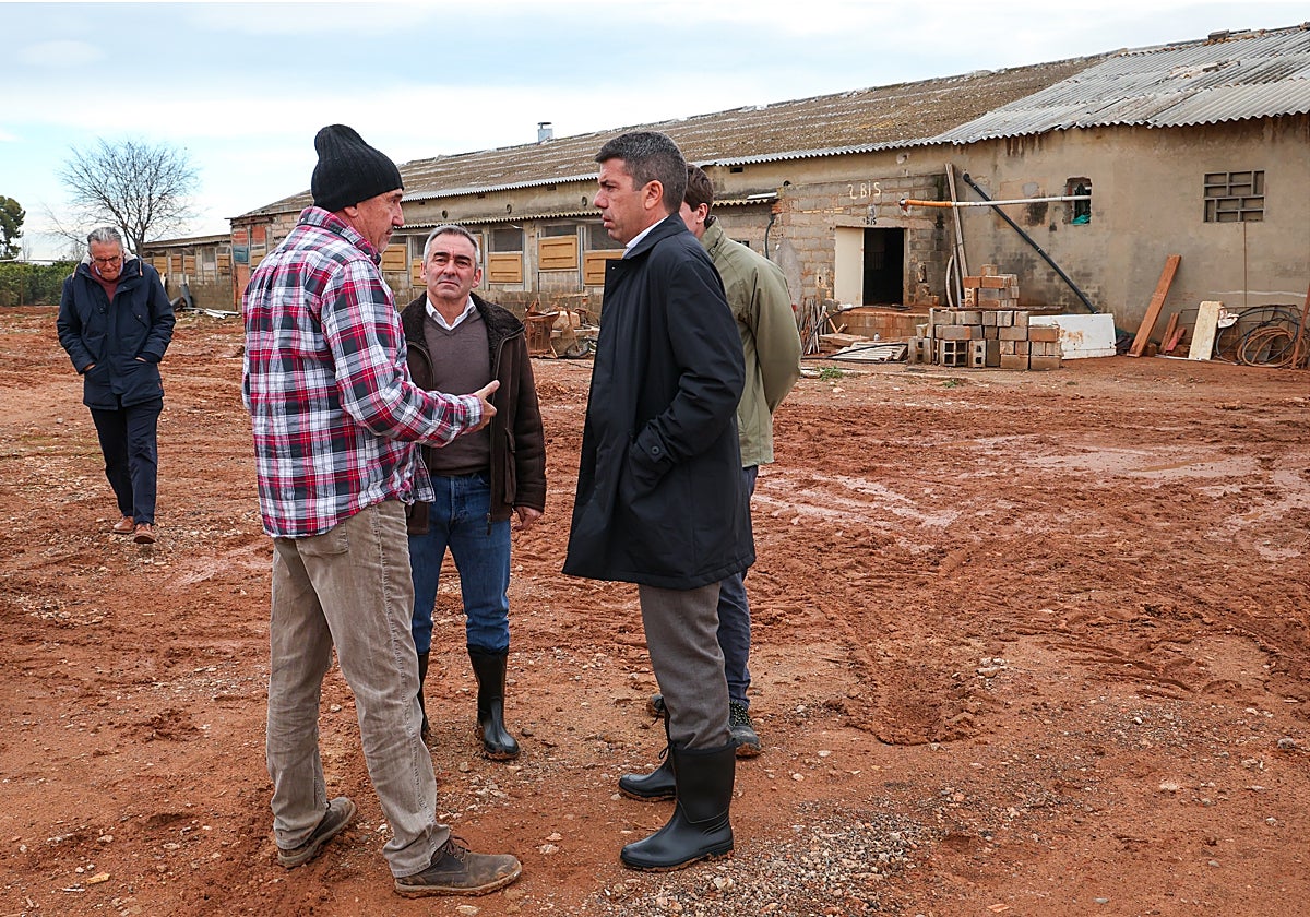 El presidente de la Generalitat Valenciana, Carlos Mazón, y el conseller de Agricultura, Miguel Barrachina, con representantes del ramo ganadero