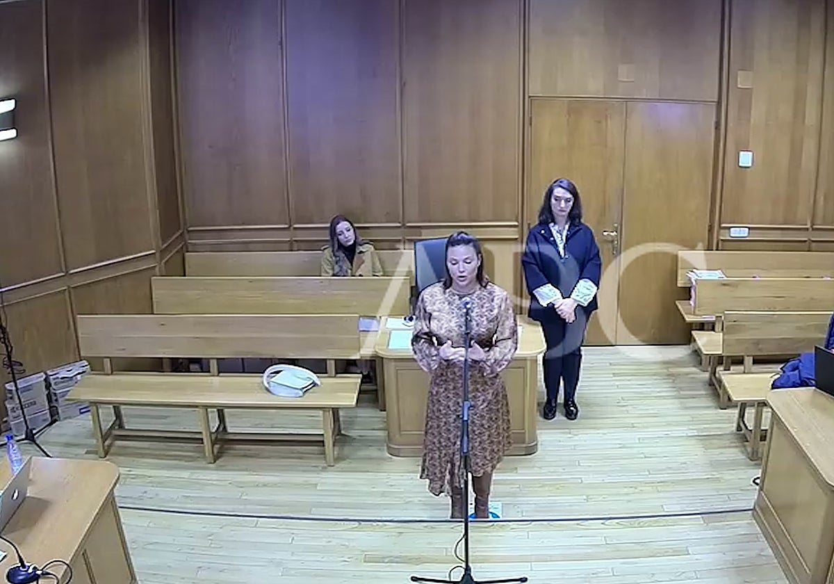 Elisa Mouliaá, en los Juzgados de la Plaza de Castilla junto a su abogado, Alfredo Arrién