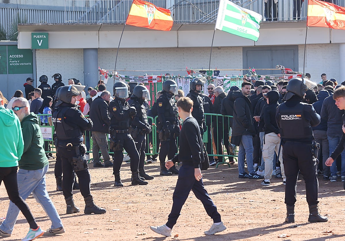 Efectivos policiales en los accesos al partido entre el Córdoba CF y la UD Almería en El Arcángel