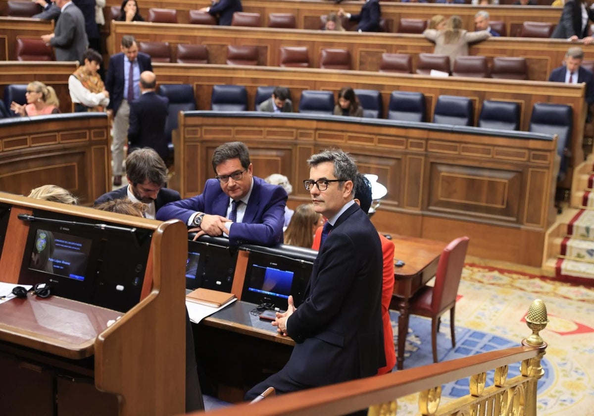 Los ministros Félix Bolaños y Óscar López, en el Congreso de los Diputados