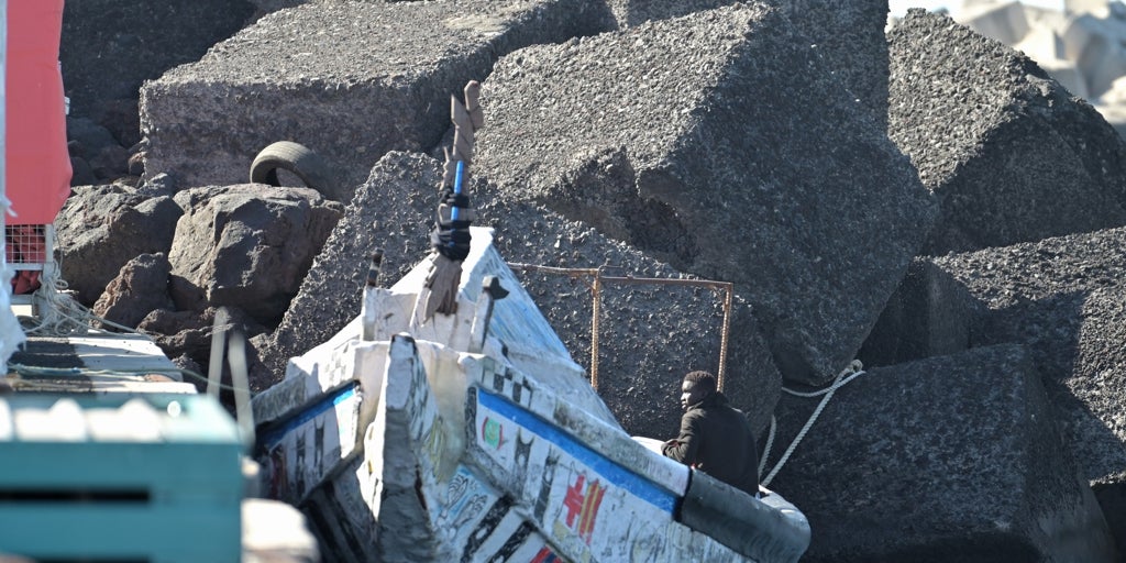 Rescatados dos cayucos con 170 migrantes en El Hierro y se busca a uno más