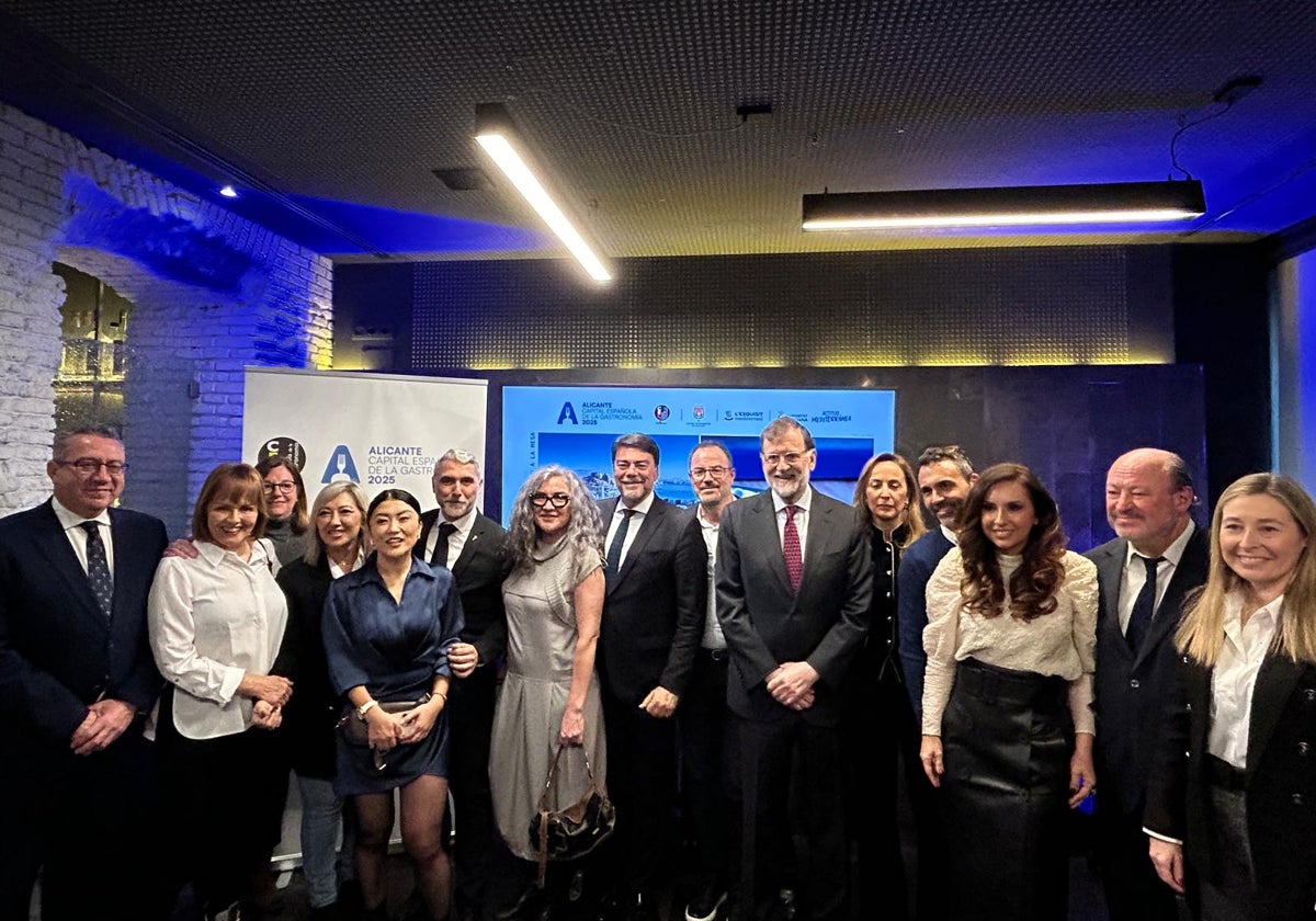 El alcalde de Alicante, Luis Barcala, el presidente de la Diputación, Toni Pérez, junto al expresidente del Gobierno Mariano Rajoy y otros invitados a la degustación de este martes en Fitur