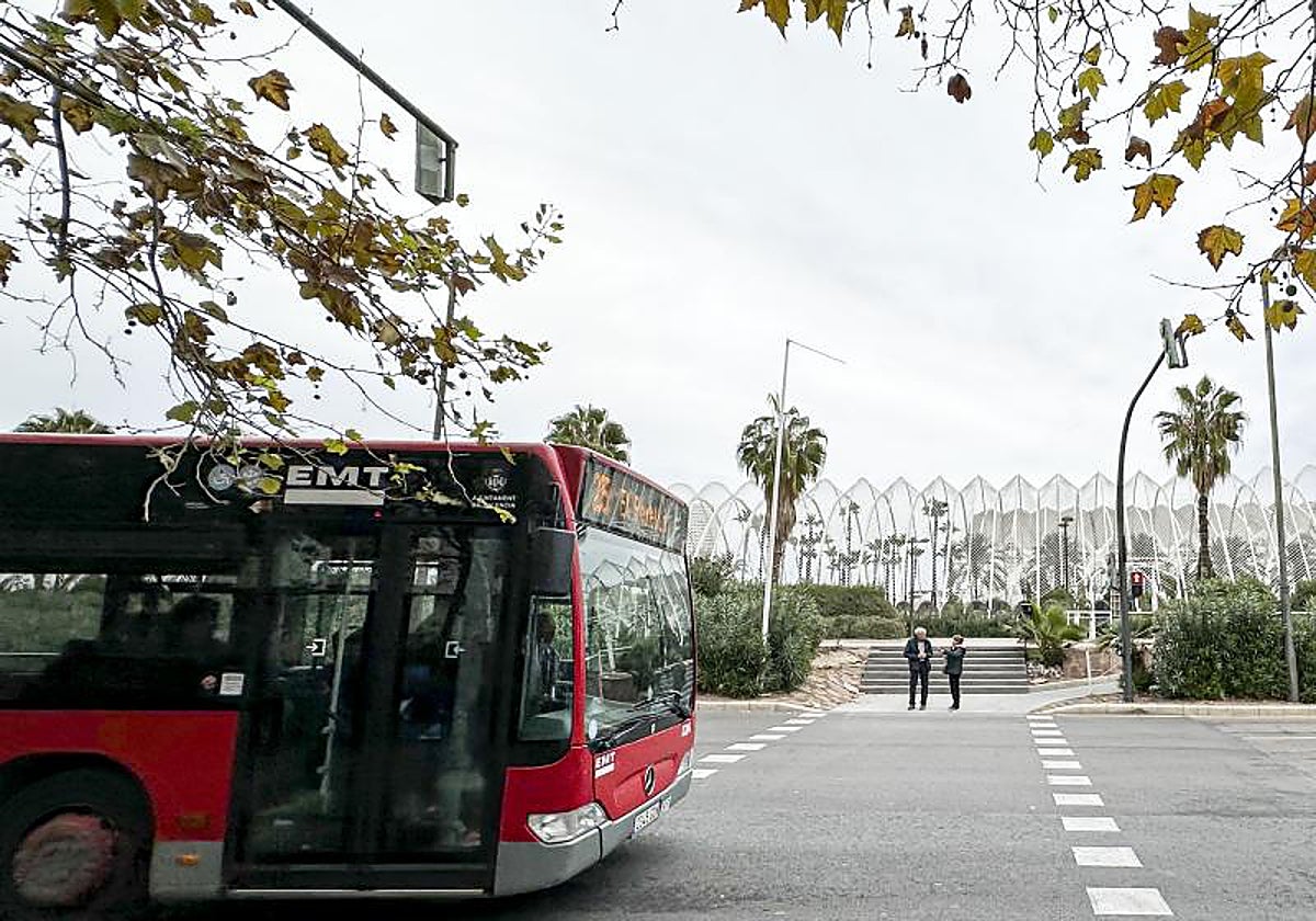 Imagen de archivo de un autobús de la EMT en Valencia