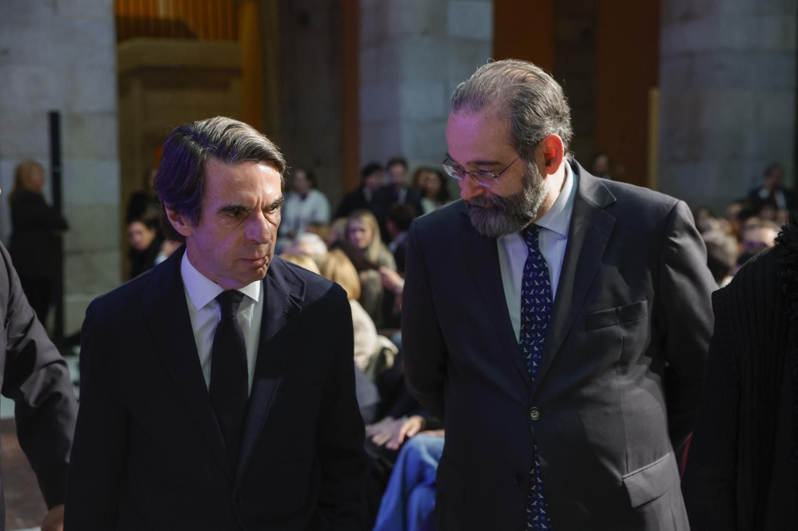 El expresidente del Gobierno José María Aznar (i) y el presidente de la Fundación Universitaria San Pablo CEU, Alfonso Bullón de Mendoza
