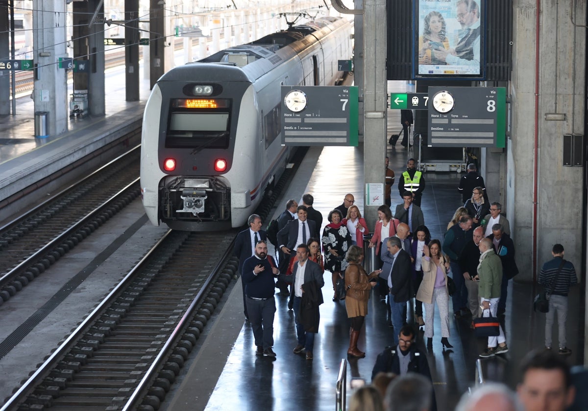 Un tren de Proximidad llega a la estación de Córdoba
