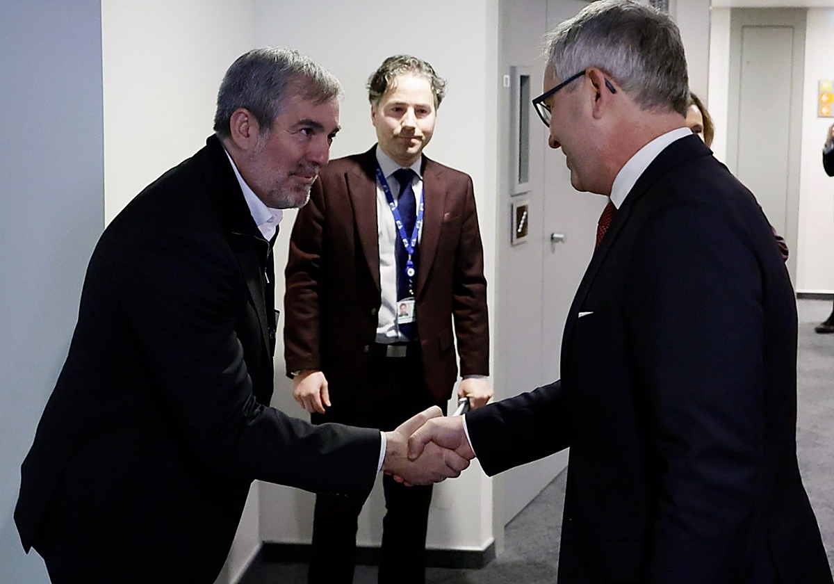 El presidente de Canarias, Fernando Clavijo, con el comisario de Migración de la Comisión Europea, Magnus Brunner