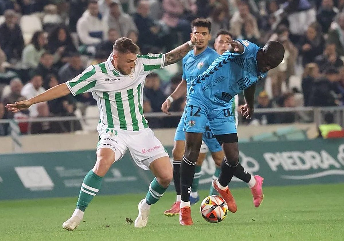 El central Fomeyem pelea con Antonio Casas la pasada temporada en El Arcángel