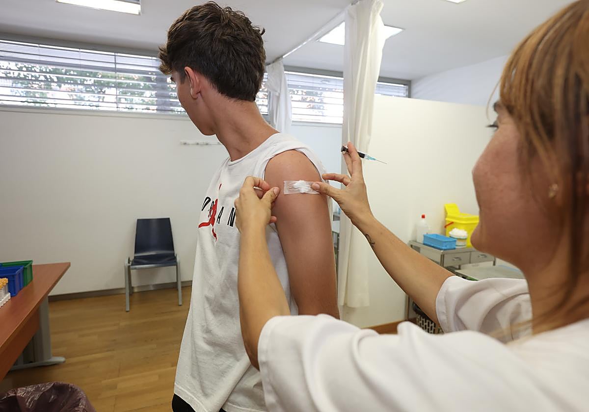 Una enfermera vacuna a un joven en Sevilla