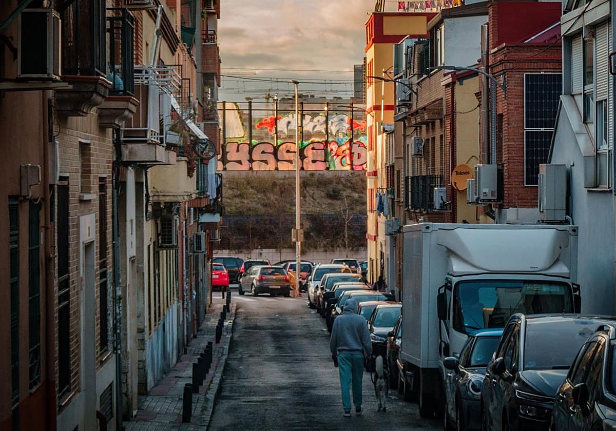 Vista general del barrio de Puente de Vallecas, junto a las vías de tren