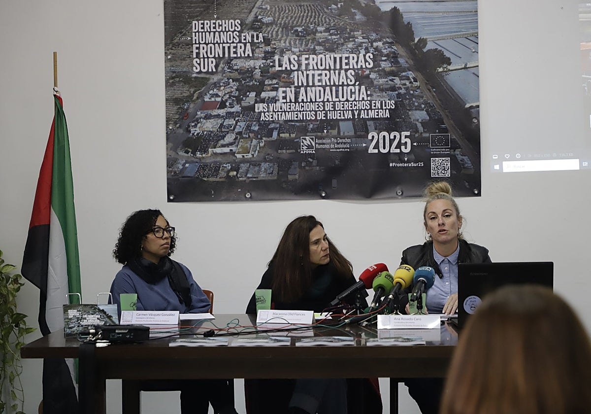 Miembros de la asociación APDHA, este martes en la presentación de su informe sobre migración