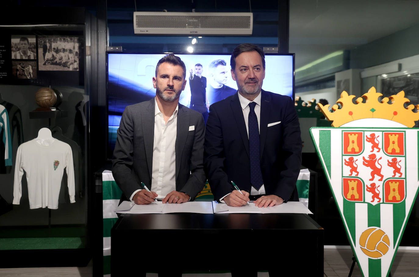 El acuerdo de renovación de Iván Ania con el Córdoba CF, en imágenes