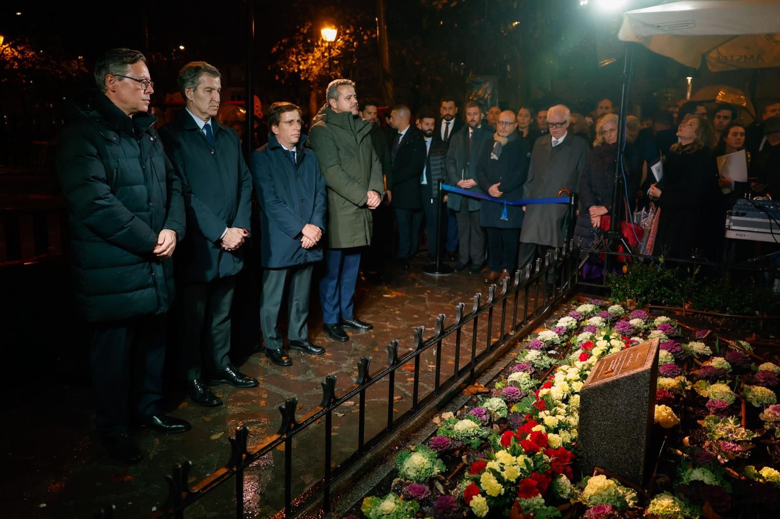 El presidente del PP, Alberto Núñez Feijóo; el alcalde de Madrid, José Luis Martínez Almeida; y el senador Alfonso Serrano, durante el acto homenaje a Gregorio Ordóñez