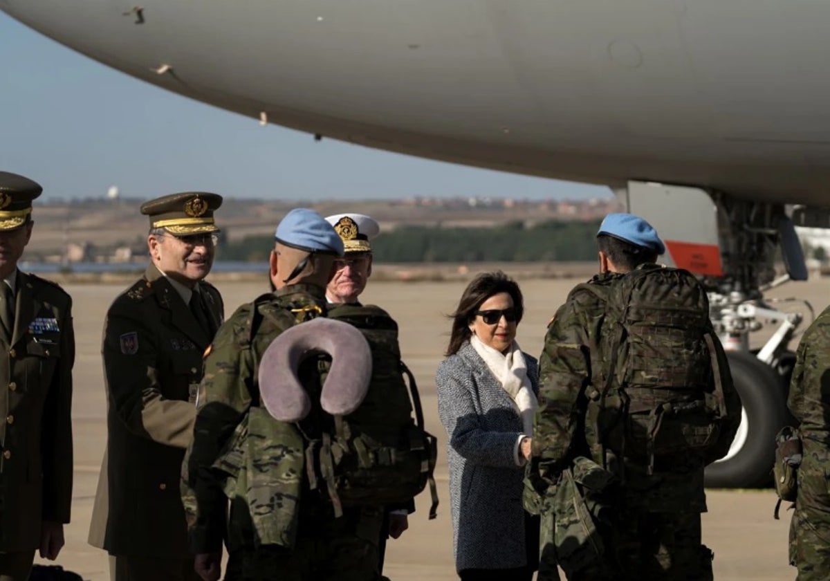 La ministra despide a los militares españoles antes de partir a la misión internacional