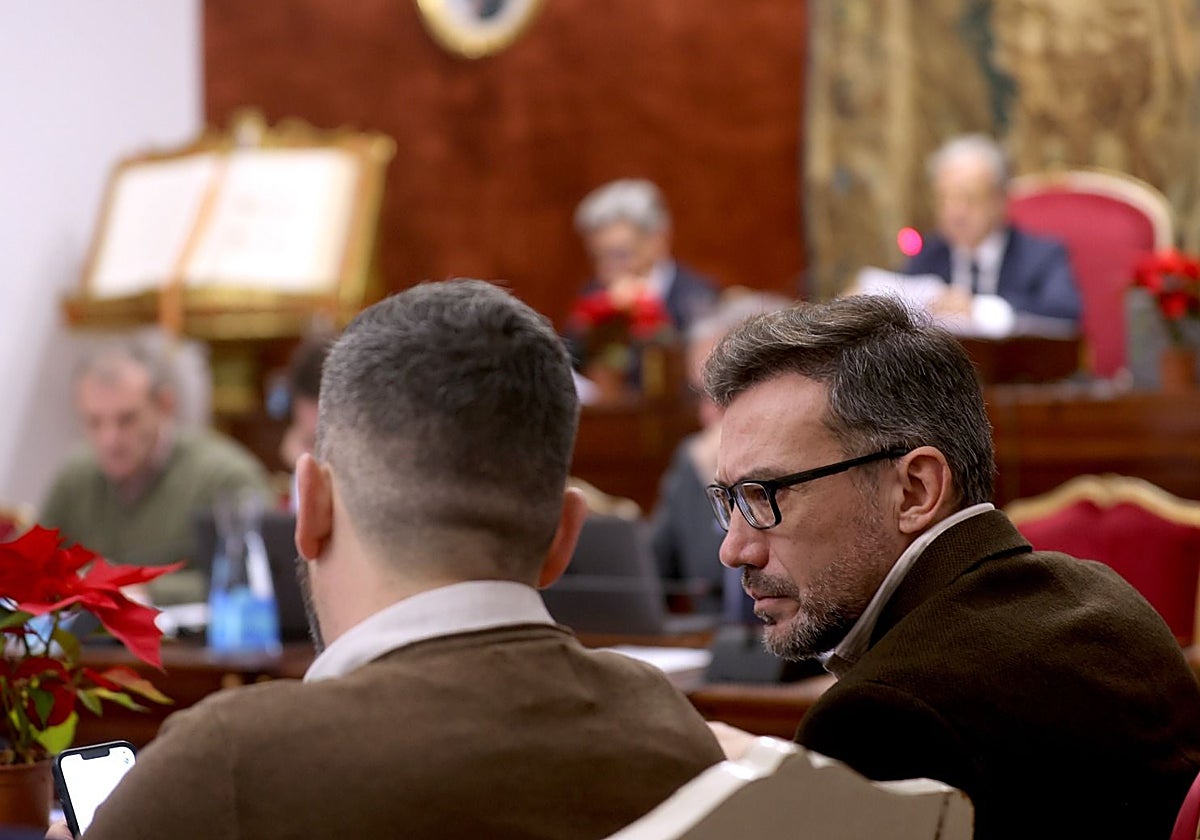 El portavoz del PSOE en la Diputación, José Antonio Romero, con la Presidencia al fondo durante un Pleno