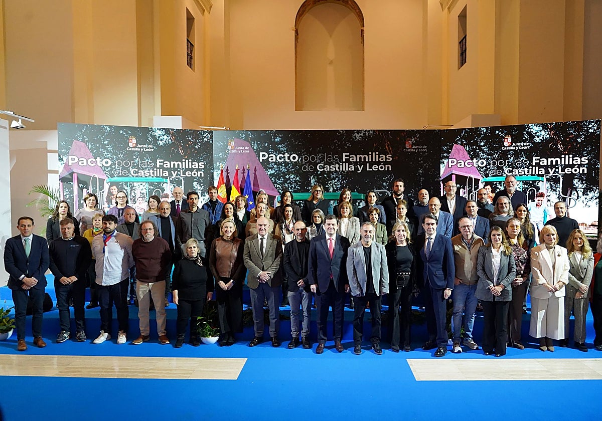 El presidente de la Junta de Castilla y León y los representantes de las 45 entidades sociales firmantes del Pacto por las familias