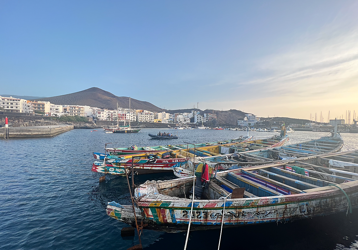 El Muelle de La Restinga, con varios cayucos de gran tamaño llegados a la isla