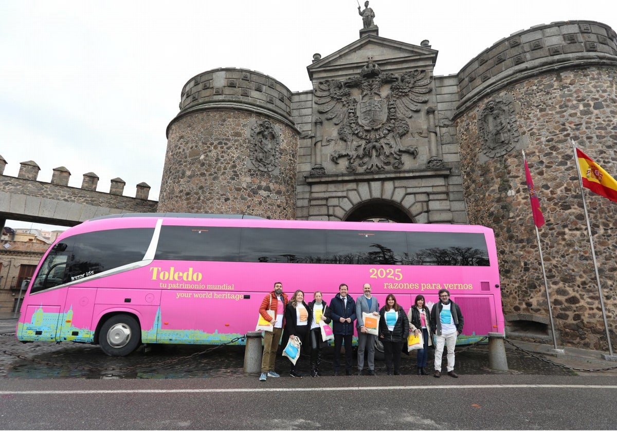 El autobús se ha presentado en la Puerta de Bisagra