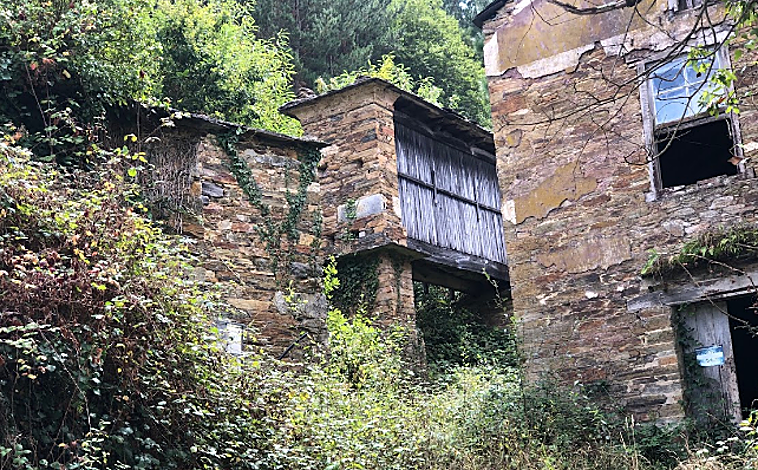 Imagen principal - Ponen a la venta una aldea en Galicia por 65.000 euros: seis edificaciones reformadas y 13.000 metros cuadrados