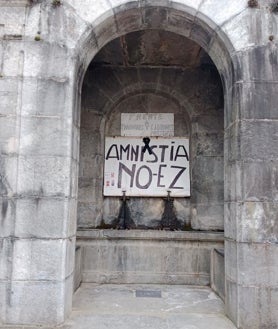 Imagen secundaria 2 - La pancarta que Silvestre Zubitur cuelga cada día desde 2023 junto a otros vecinos para protestar contra la amnistía