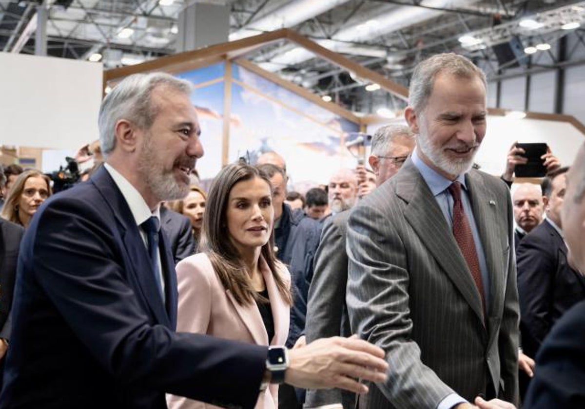 El presidente de Aragón presenta a los Reyes a su equipo de Turismo en el stand de la comunidad en Fitur