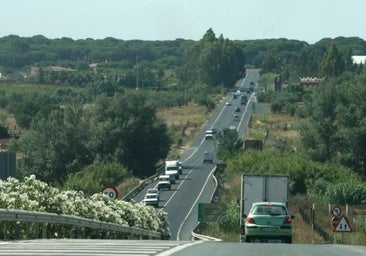 Vehículos circulando por la carretera a Matalascañas