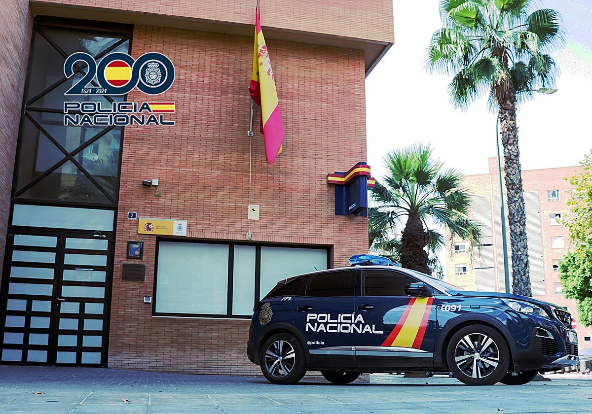 Un coche patrulla junto a la Comisaría Norte de Alicante