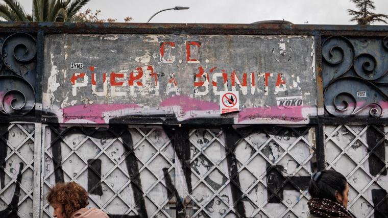 Puerta de entrada al centro deportivo de Puerta Bonita