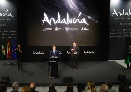 La performance con la que Andalucía ha presentado su stand en Fitur: un caballero con armadura, una bandera blanca y el lema de ¡Ríndete!