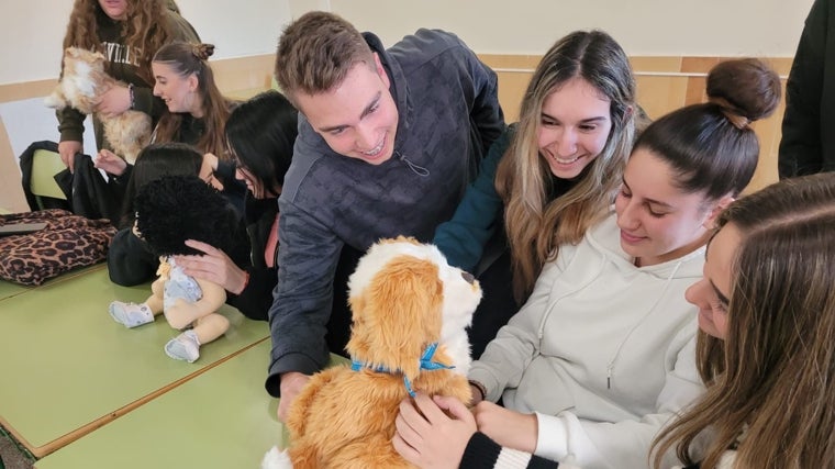 Alumnos del 'Ciudad de Zamora', con una mascota domótica