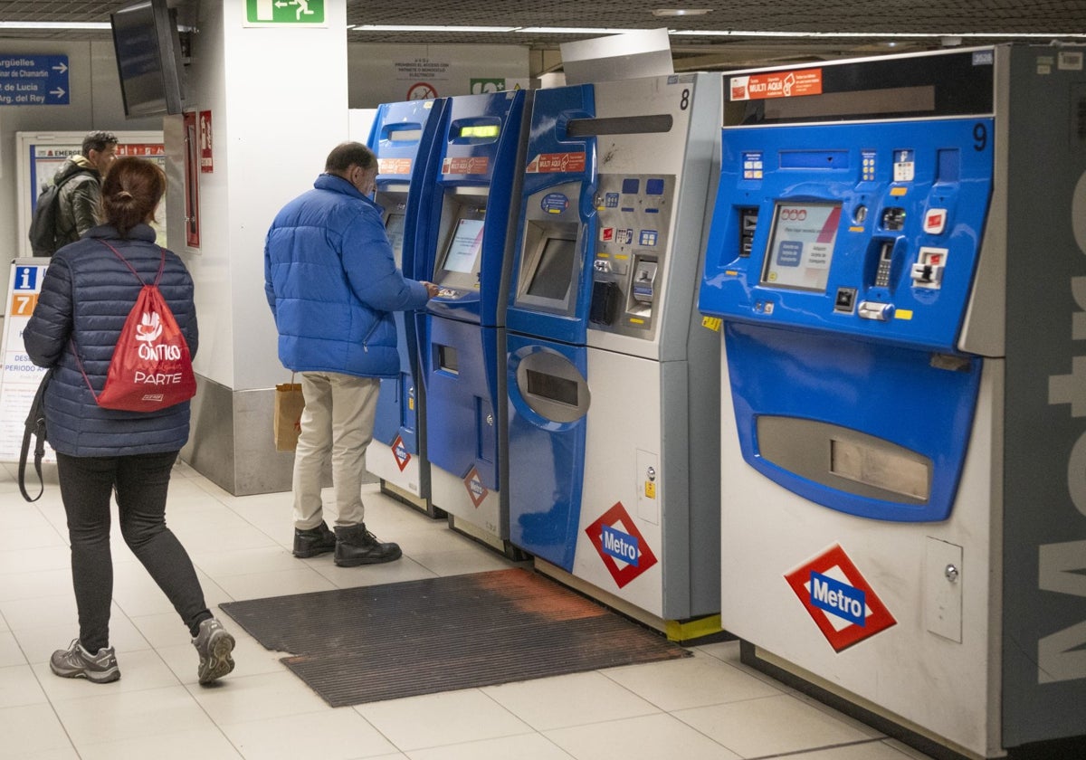 Usuarios entrando en el Metro de Madrid