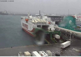 Vehículos embarcando en un ferry en Algeciras en una imagen de archivo