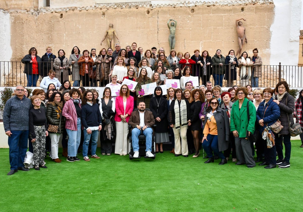 Foto de familia de las emprendedoras que han recibido una beca con las autoridades