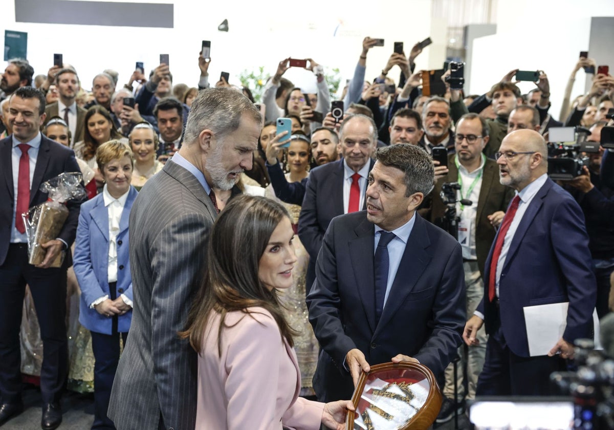 Imagen de los Reyes de España y el presidente de la Generalitat Valenciana, Carlos Mazón, este miércoles en Fitur