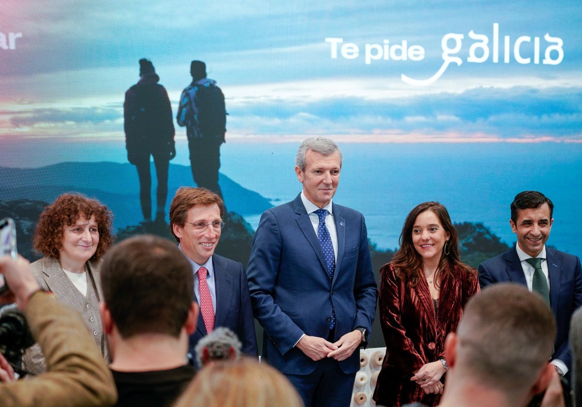 La alcaldesa de Santiago, Goretti Sanmartín; el alcalde de Madrid, Martínez Almeida; Alfonso Rueda y la alcaldesa de La Coruña, Inés Rey