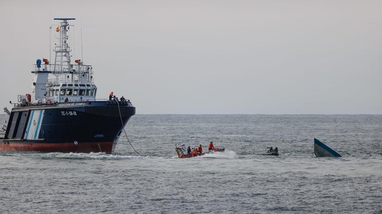 La Guardia Civil suspende el rescate del narcosubmarino de la Costa da Morte tras hundirse por completo